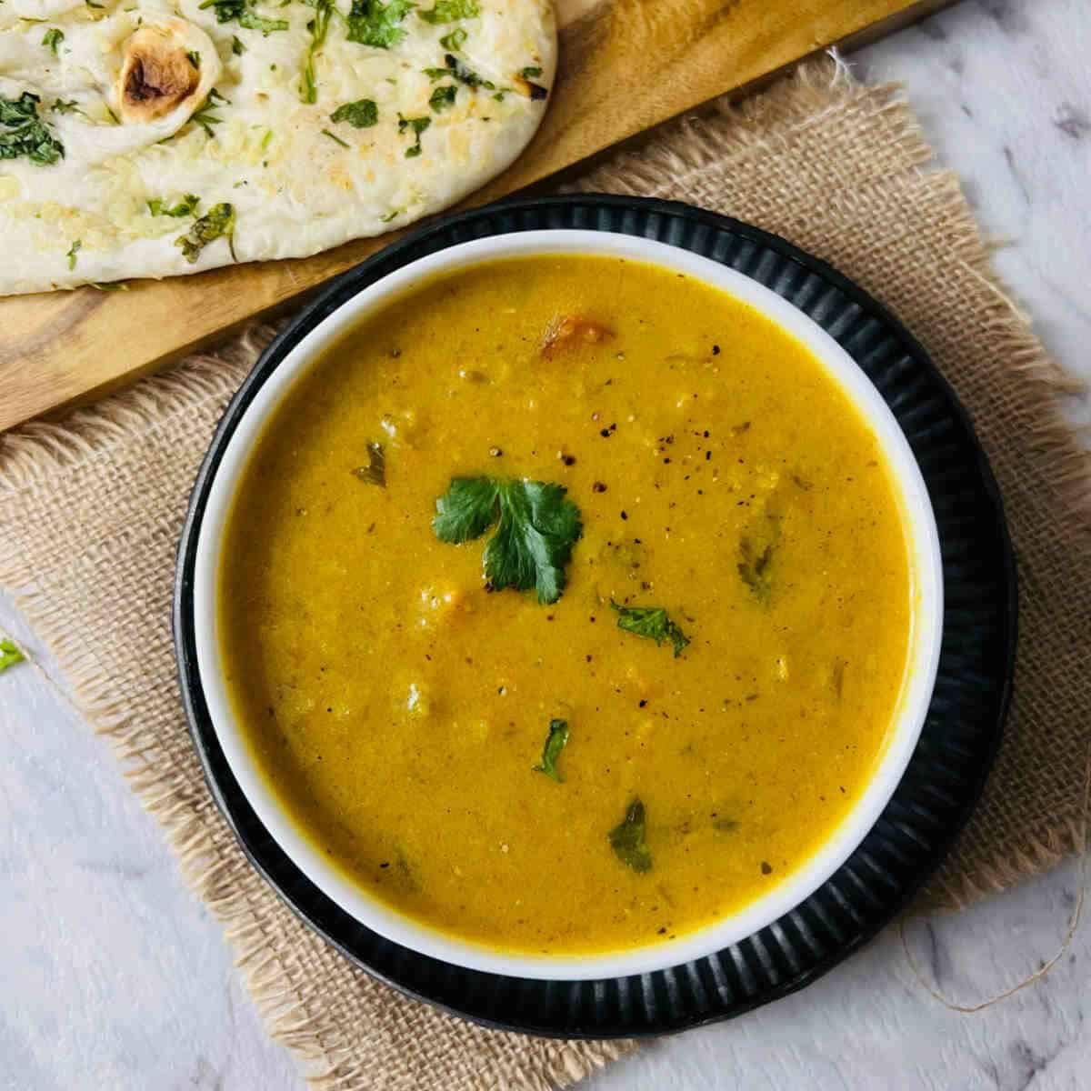 instant pot mulligatawny soup served with naan