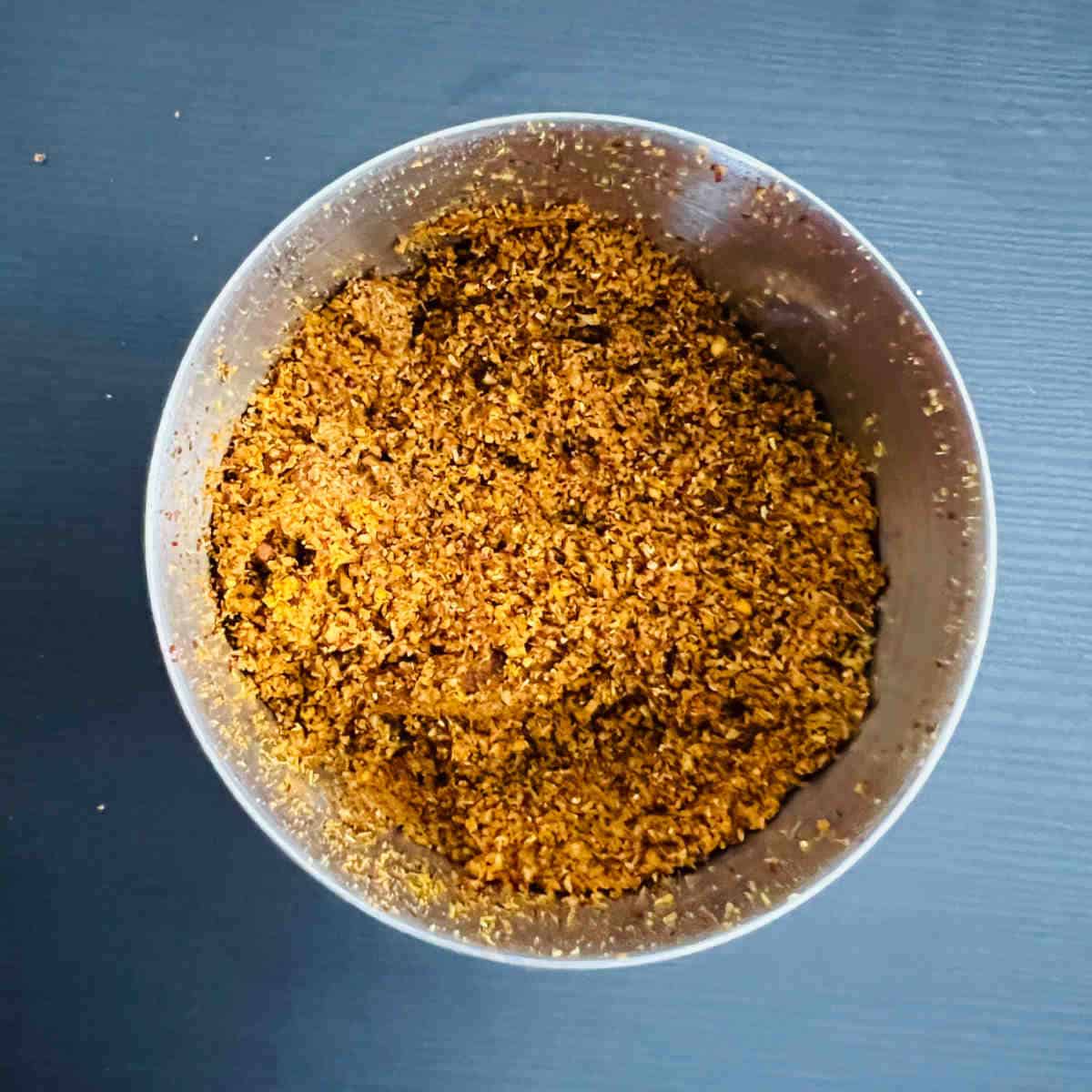 Grind the whole spices into fine powder.