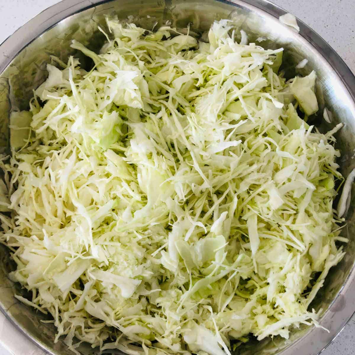Cut or shred the cabbage finely.
