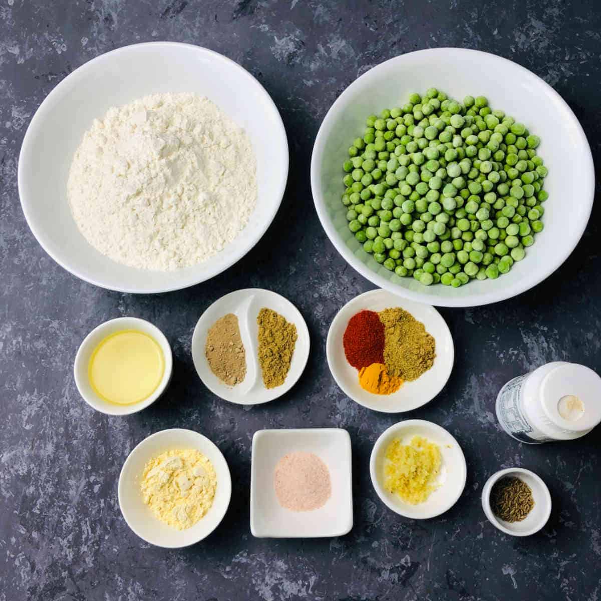 Ingredients to make peas paratha.