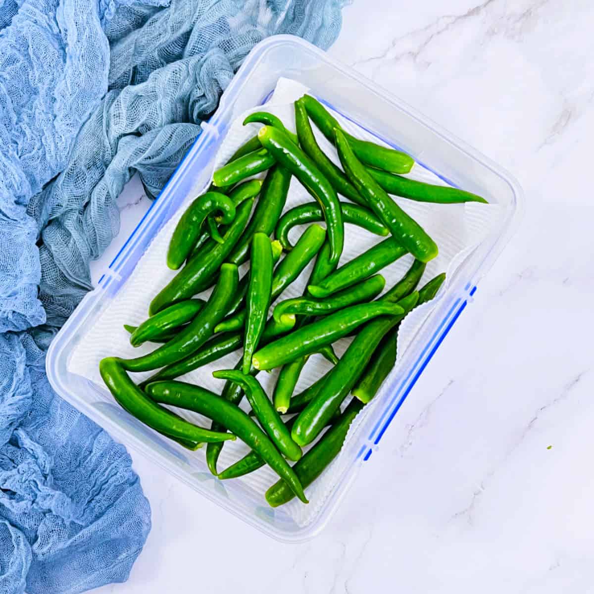 How to store green chili peppers in the refrigerator.