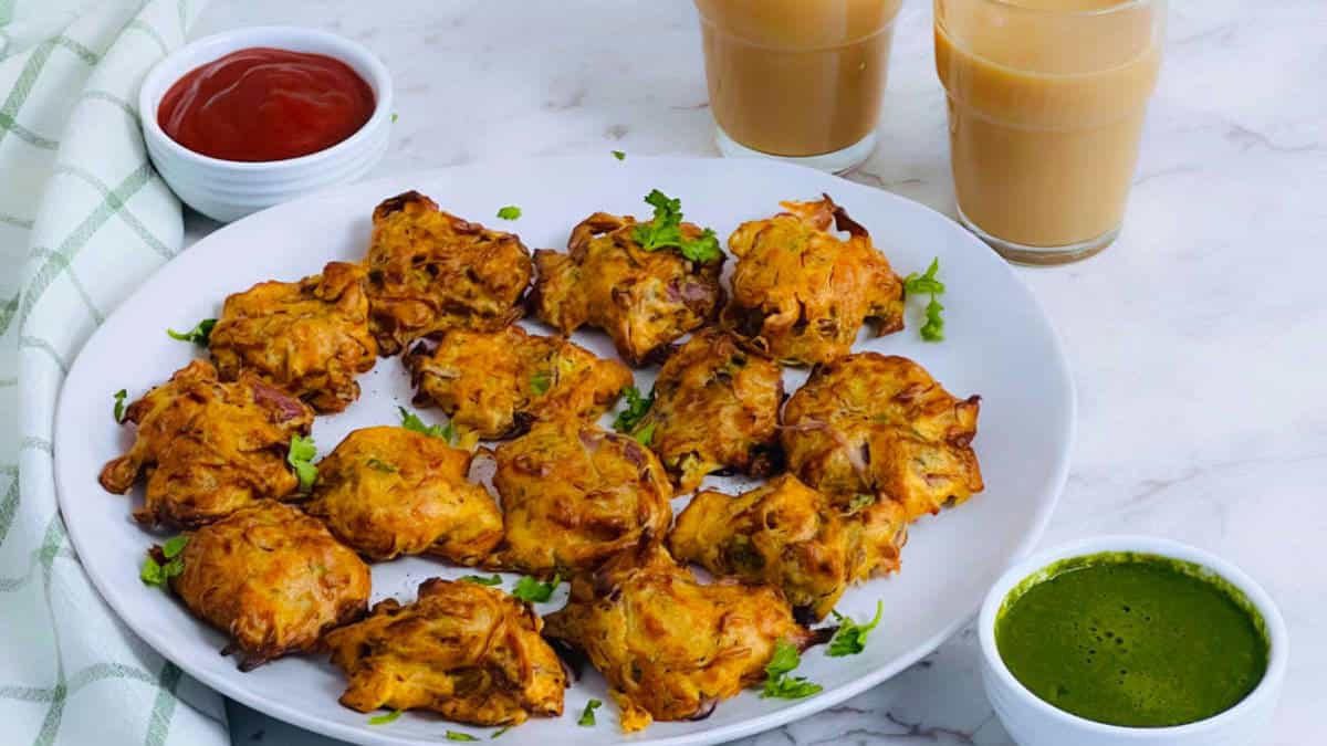 Onion pakora served with dips and chai.
